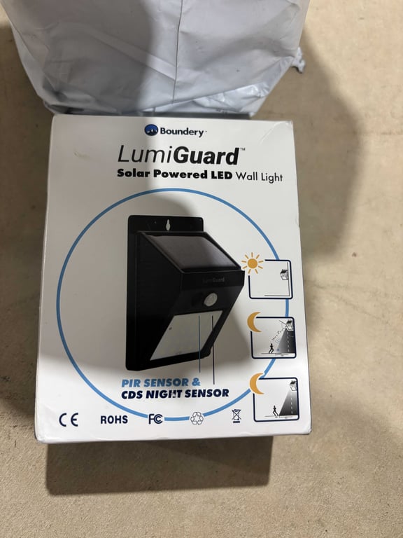 Seven Lumiguard solar power LED wall lights - Image 2