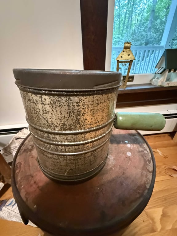 VTG JACOB BROMWELL'S WOODEN HANDLE FLOUR SIFTER