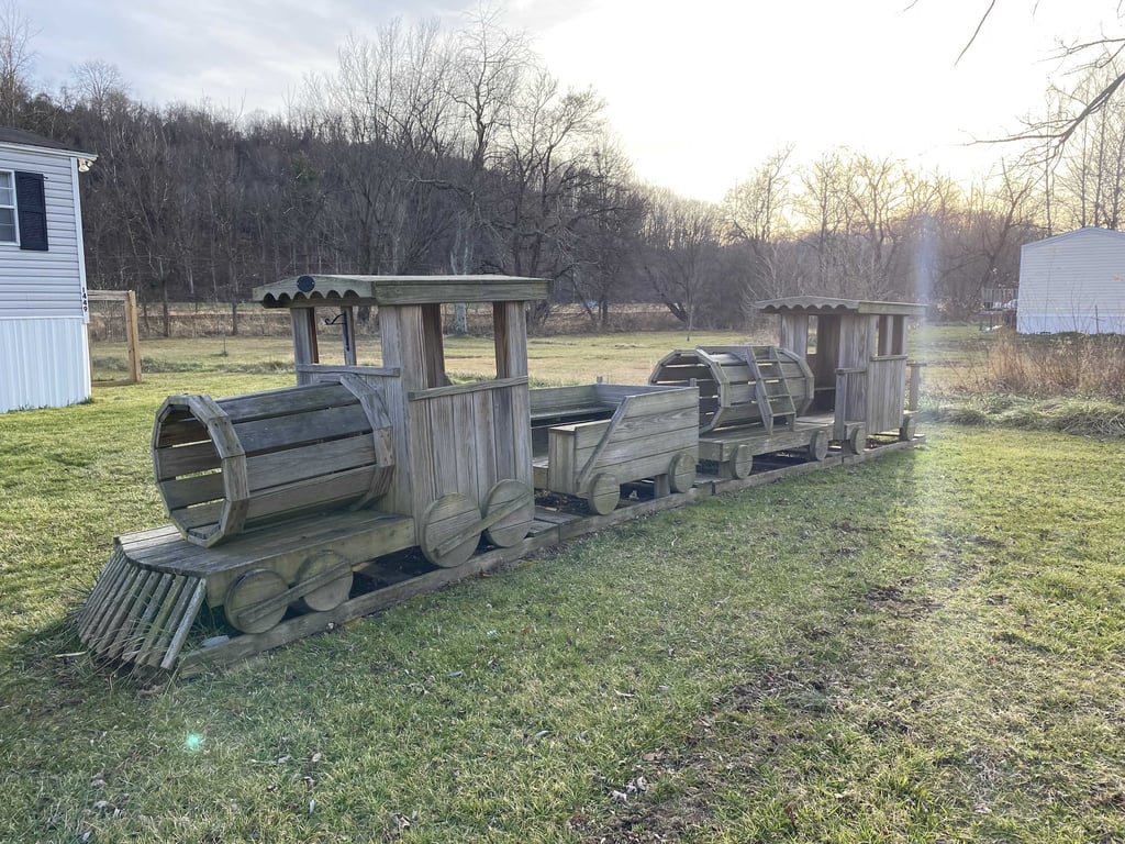 KINZERBILT AMISH MADE TRAIN PLAYSET 4 PC