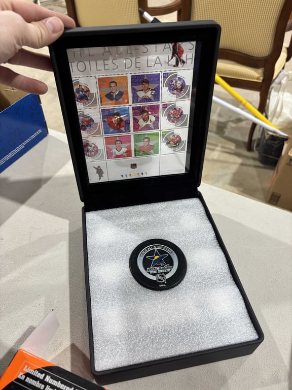 2003 NHL All Stars Commemorative Stamp and Medallion Set - Image 2