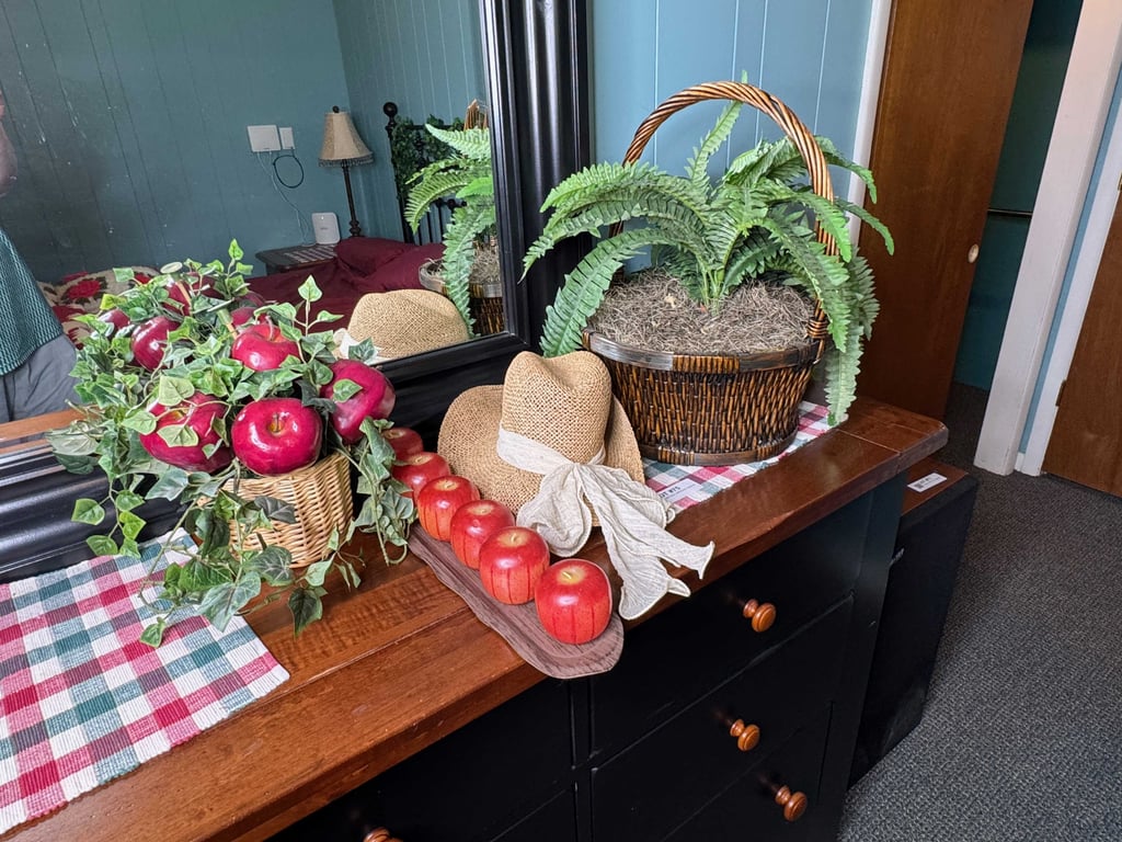 Misc apple decor, artificial plant, straw hat