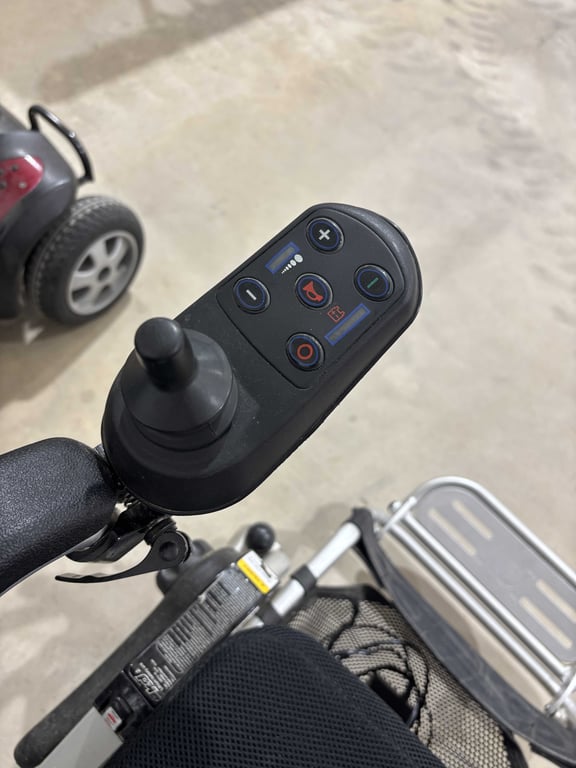 KD's Smart Chair & Case - Image 4