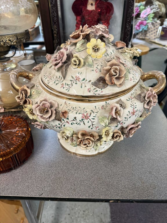 CAPODIMONTE-STYLE LIDDED TUREEN