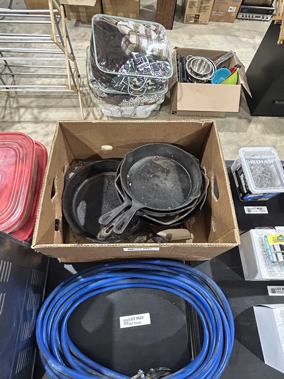 Box of 6 pieces of cast iron skillets