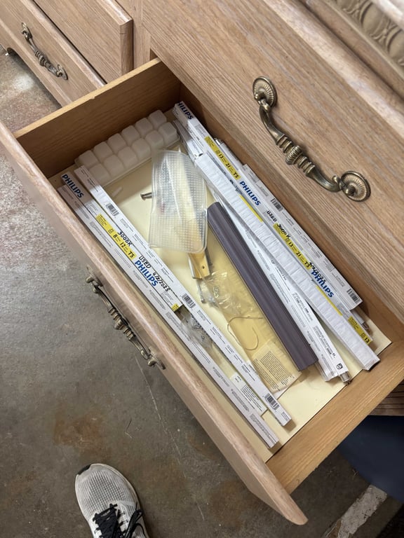6 drawer dresser and contents - Image 9