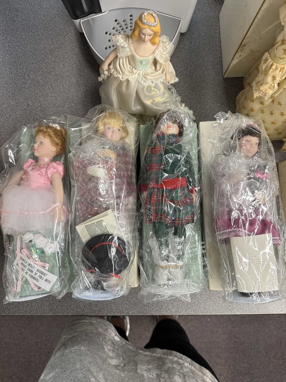 GROUPING OF AVON DOLLS
