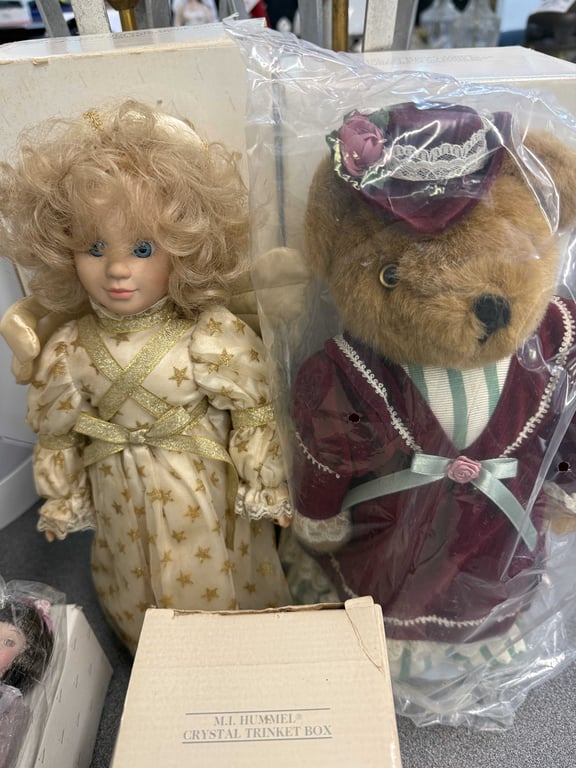GROUPING OF AVON DOLLS - Image 4