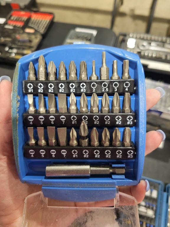 Misc screwdriver bits and drill bits - Image 4
