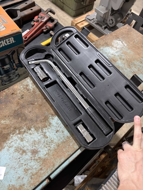 Dyna-Force Lug Remover