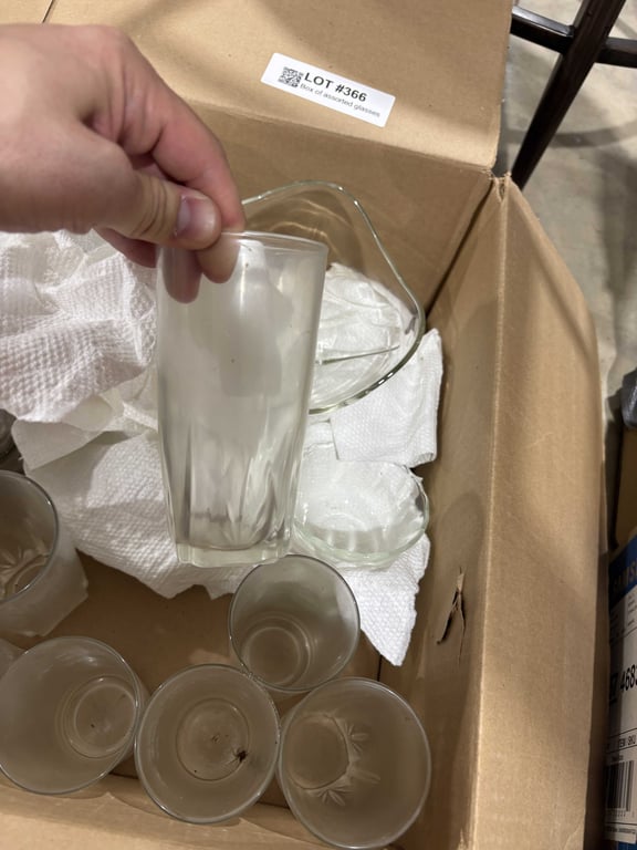 Box of assorted glasses - Image 3