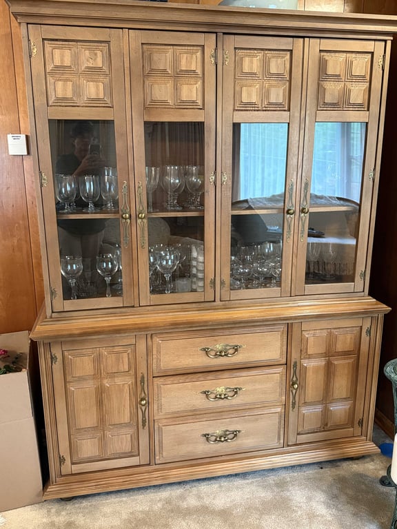 VTG BROWN VENEER STANLEY DINING ROOM SUITE W/CHINA CABINET & 6 CHAIRS - Image 4