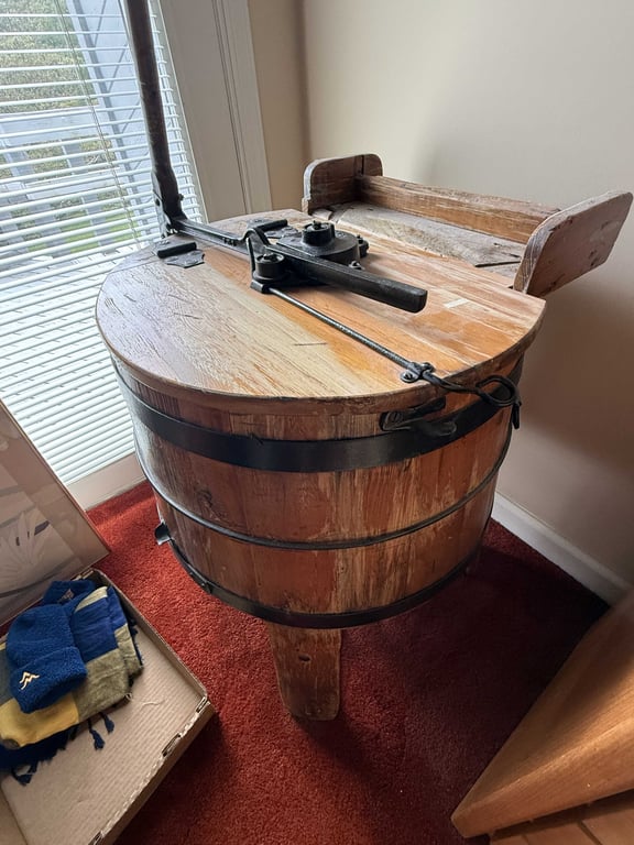 1900'S WOODEN BARREL HAND-CRANK WASHNG MACHINE - Image 2