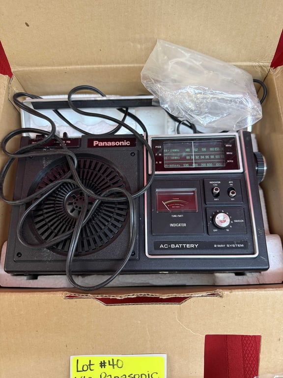 VTG PANASONIC AM-FM 3 BAND PORTABLE RADIO - Image 2