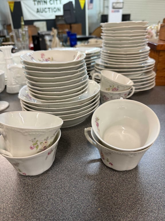 52 PCS LIMOGES "FLORAL SPRAY" PATTERN - Image 2