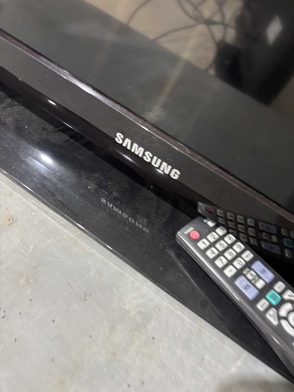 Samsung 40" TV - Image 2