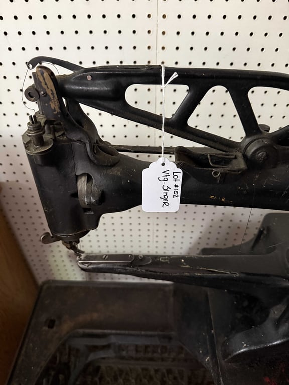 VTG SINGER MODEL 29-4 INDUSTRIAL SEWING MACHINE - Image 3