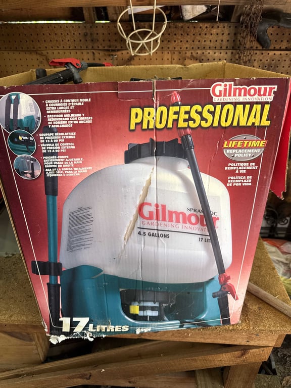 4 Garden Sprayers - Image 2