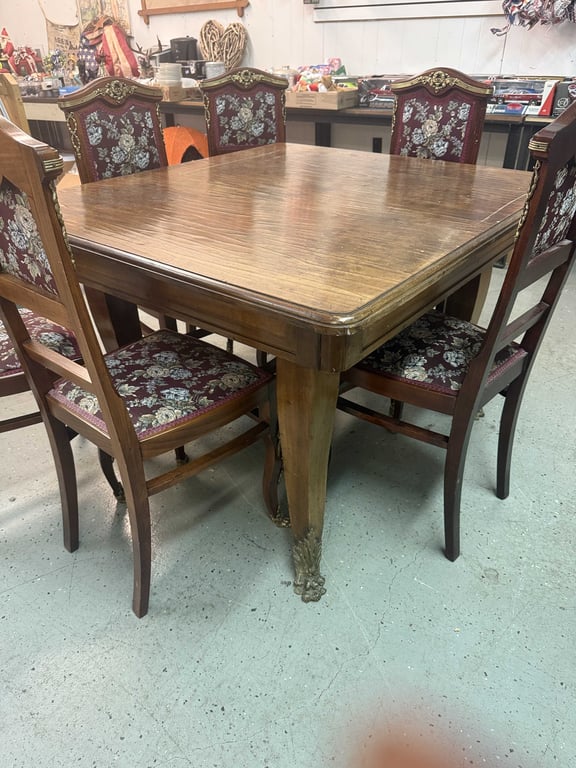 VTG WOODEN DINING ROOM TABLE W/CARVED CABRIOLE FEET