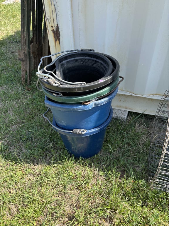 7 Plastic Feed Buckets