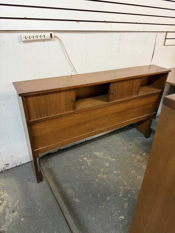 5 PC. MAPLE BEDROOM SUITE W/DESK - Image 2