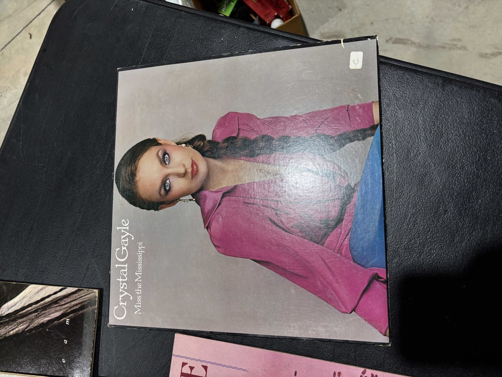 16 Crystal Gayle Albums - Image 2