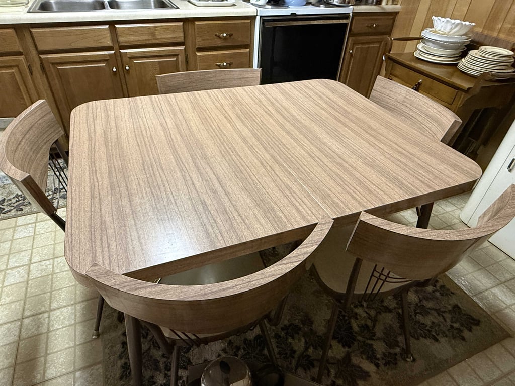 MID CENTURY MODERN DINING ROOM SET W/LAMINATE TABLETOP W/WOOD GRAIN AND 6 CHAIRS