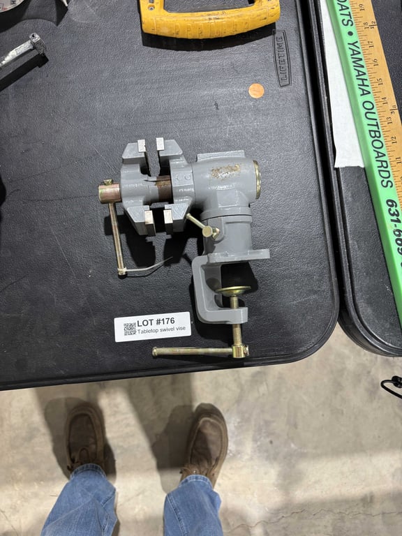 Tabletop swivel vise