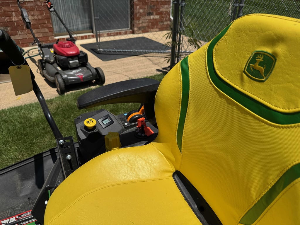 John Deere 42" Z320R zero turn - Image 9