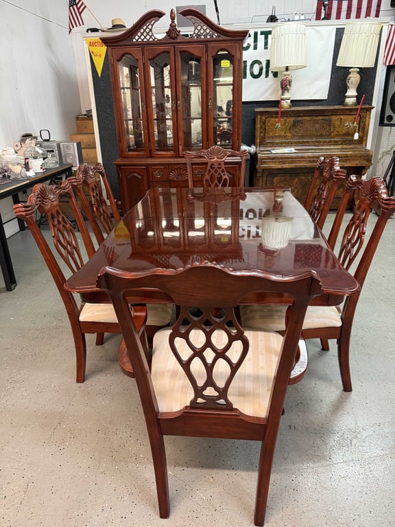 DINING ROOM SET W/6 CHAIRS & HUTCH