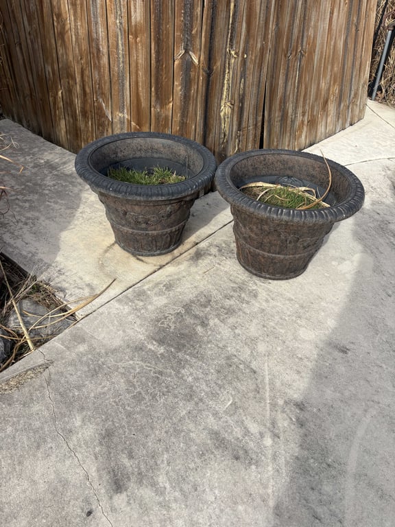 4 Plastic Planters - Image 3