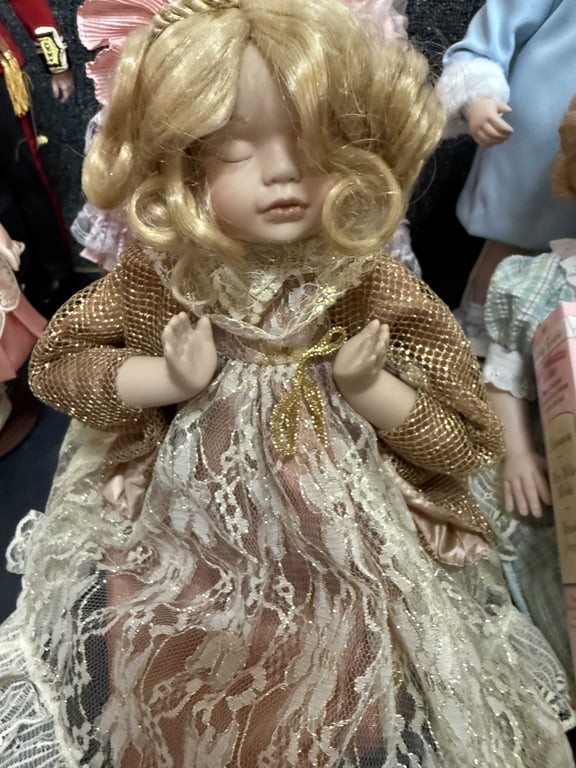 GROUPING OF PORCELAIN DOLLS - Image 3