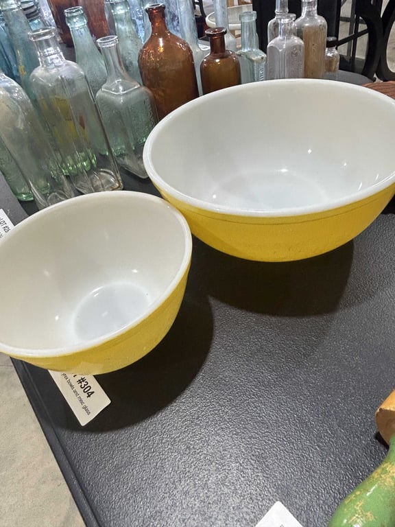 2 Pyrex bowls and misc glass - Image 2