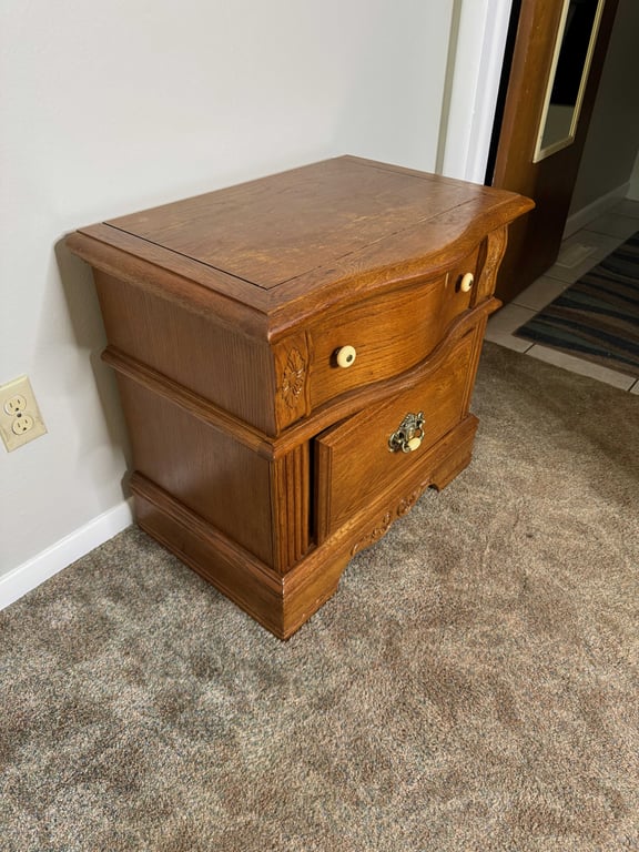 5 pc Vaughn queen bedroom suite  - Image 4