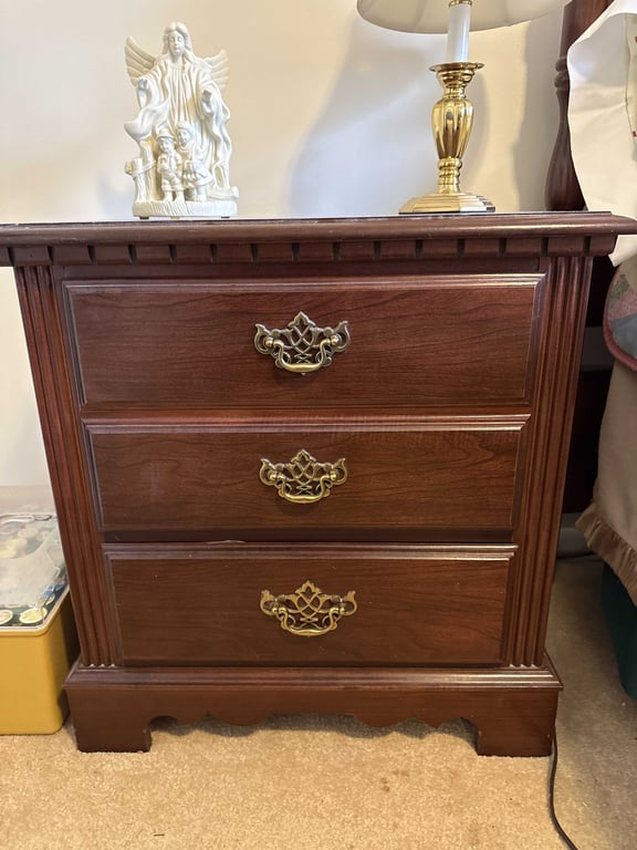 4 Piece Broyhill Bedroom Suite - Image 2