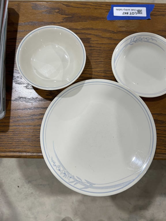 24 pc Corelle set - Image 2