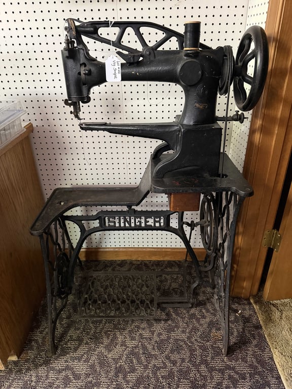 VTG SINGER MODEL 29-4 INDUSTRIAL SEWING MACHINE