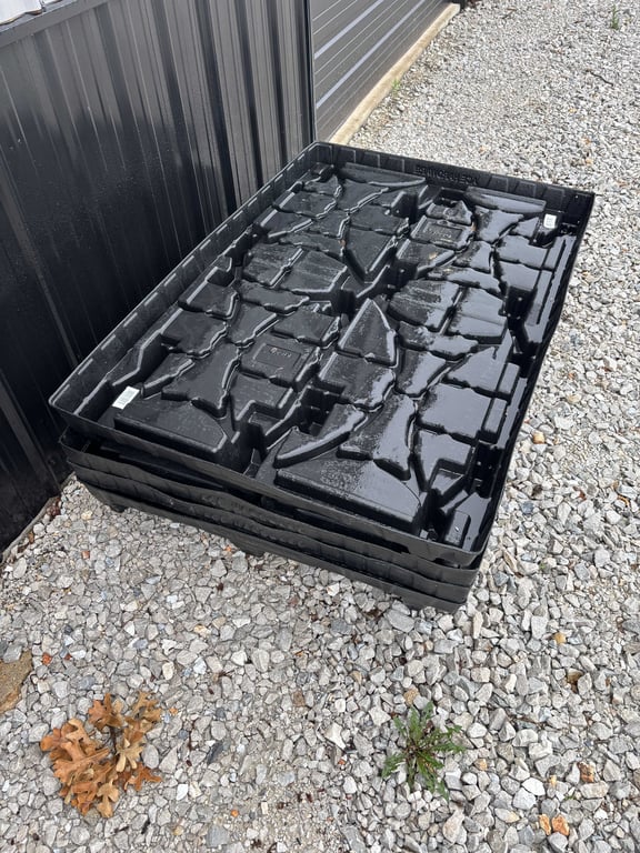 4 Plastic Pallets - Image 3