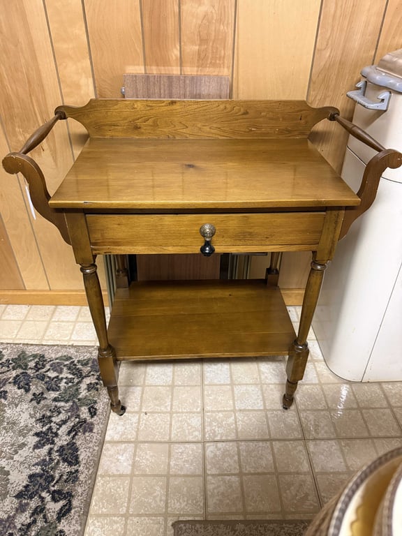 CARVED MAPLE WASH STAND W/TOWEL RACK