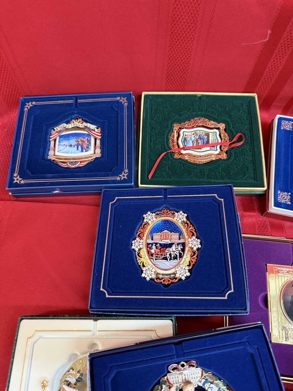 GROUPING OF 17 WHITE HOUSE ORNAMENTS (IN BOX) - Image 2
