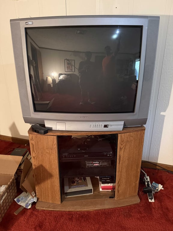 TOSHIBA CRT TV W/STAND & DVD PLAYER