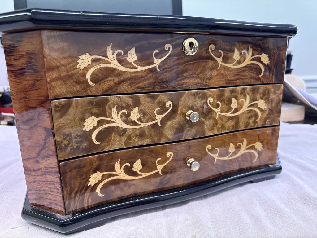 Beautiful Jewelry Cabinet - Image 3