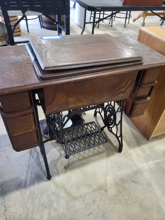Singer sewing machine and cabinet - Image 8