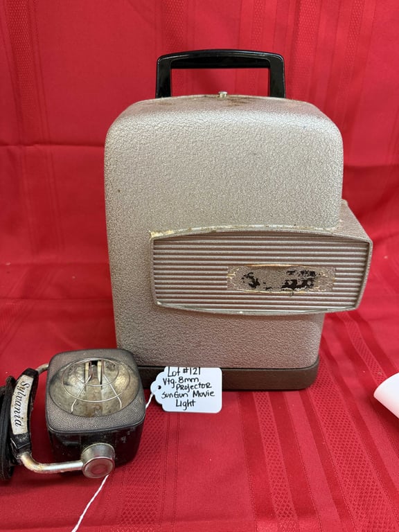 VTG 8MM MOVIE PROJECTOR &SUN GUN MOVIE LIGHT (UNTESTED)