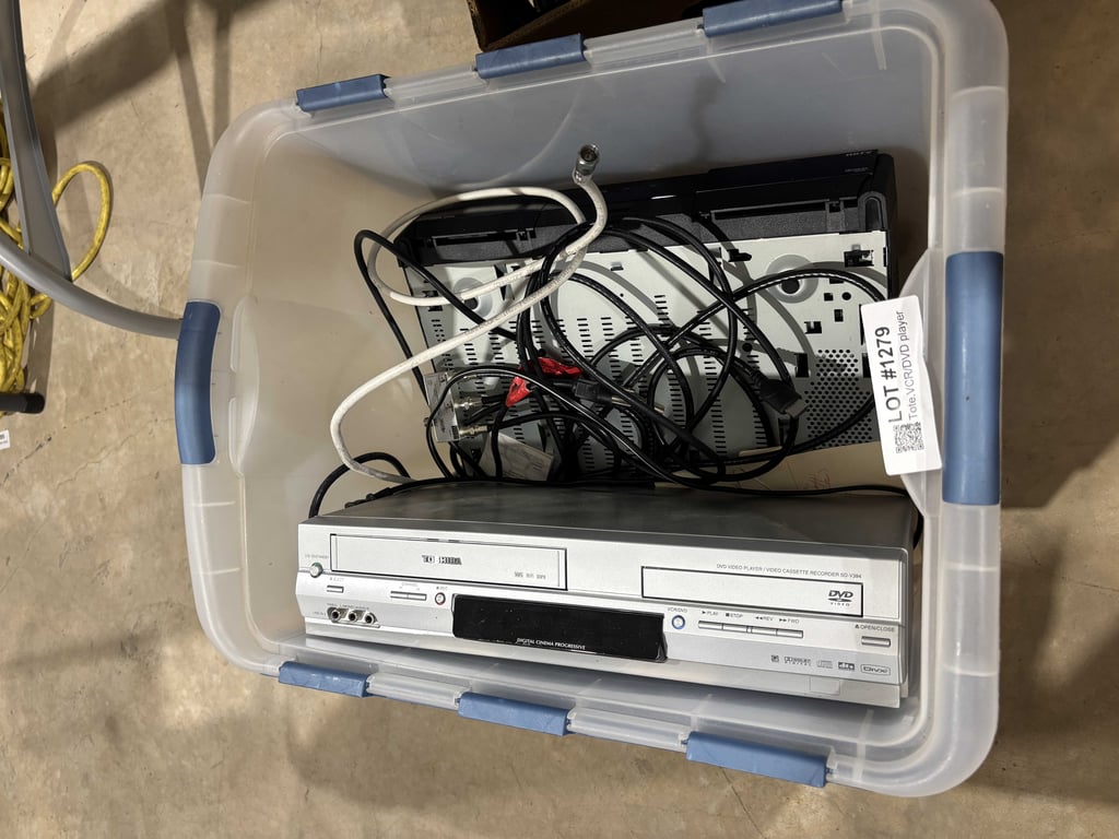 Tote.VCR/DVD player