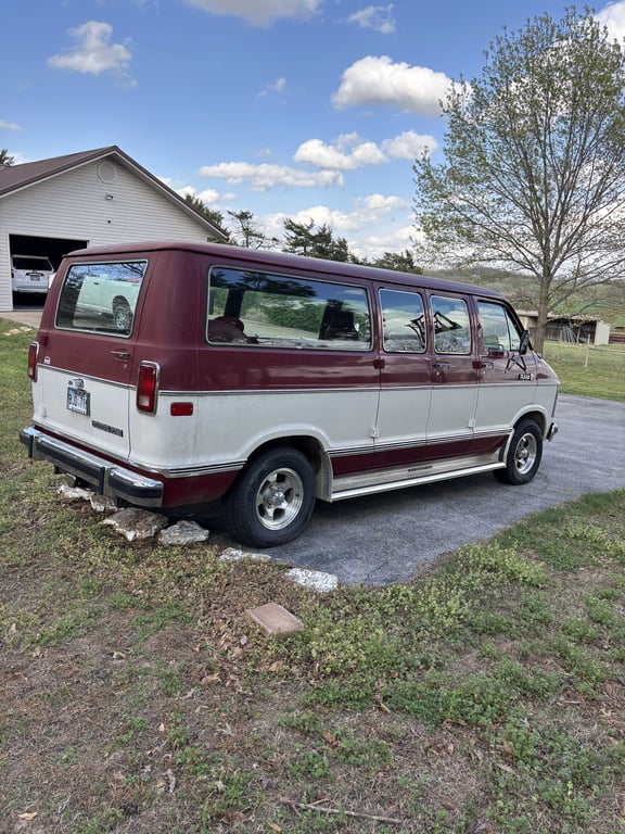 1985 Dodge Ram Wagon - Image 4