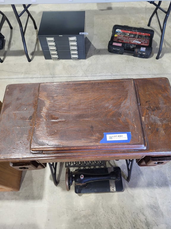 Singer sewing machine and cabinet - Image 2