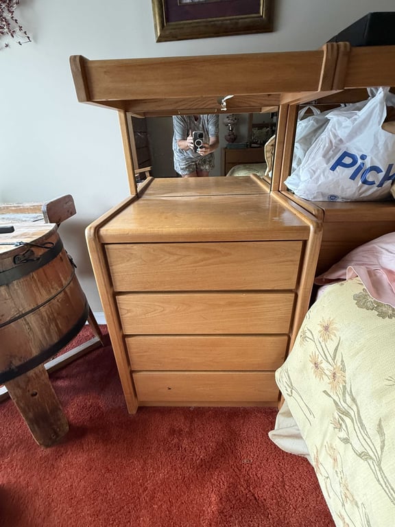 5 PC VTG OAK CAPTAIN STYLE BEDROOM SUITE W'/MIRRORED PANELS - Image 3