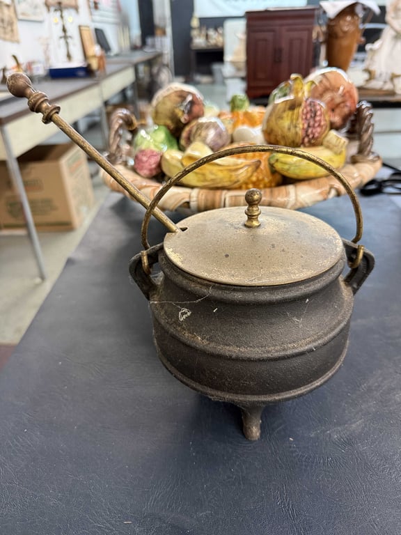 VTG. CAST IRON FIREPLACE FIRE STARTER POT W/FIRE STARTER WAND