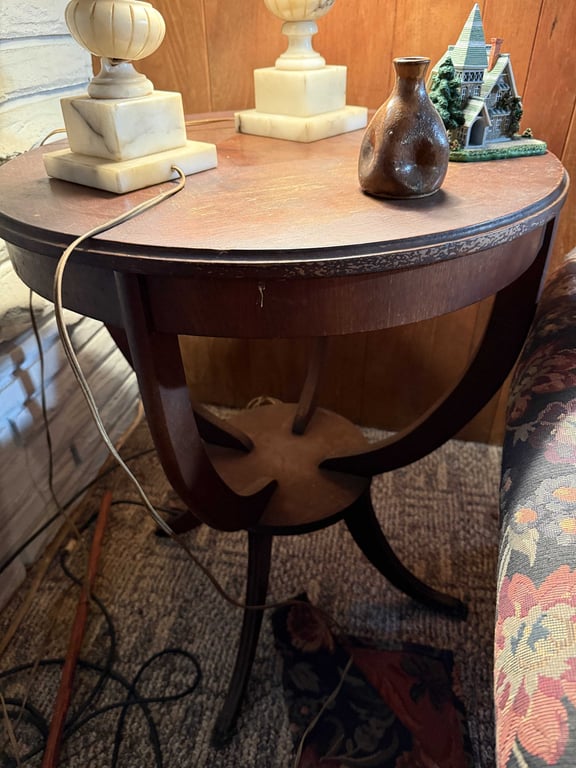 VTG MAHOGANY ACCENT TABLE