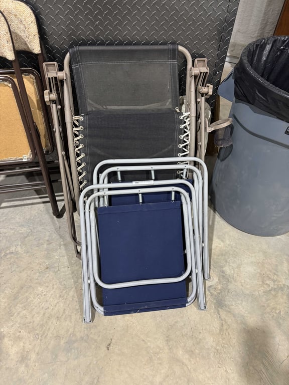 2 lounge chairs & 2 blue folding chairs
